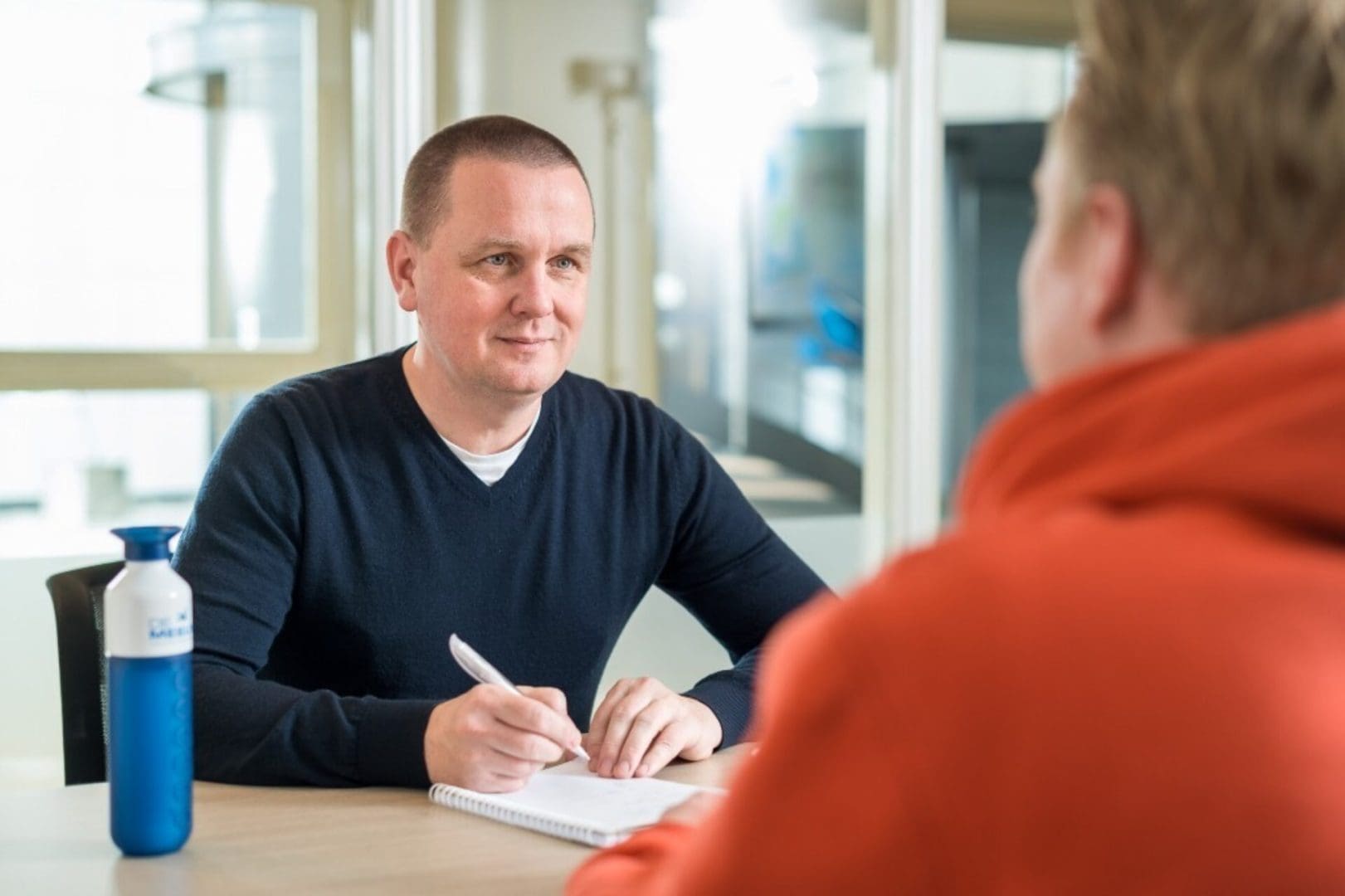 Medewerker VDL De Meeuw in gesprek met een klant