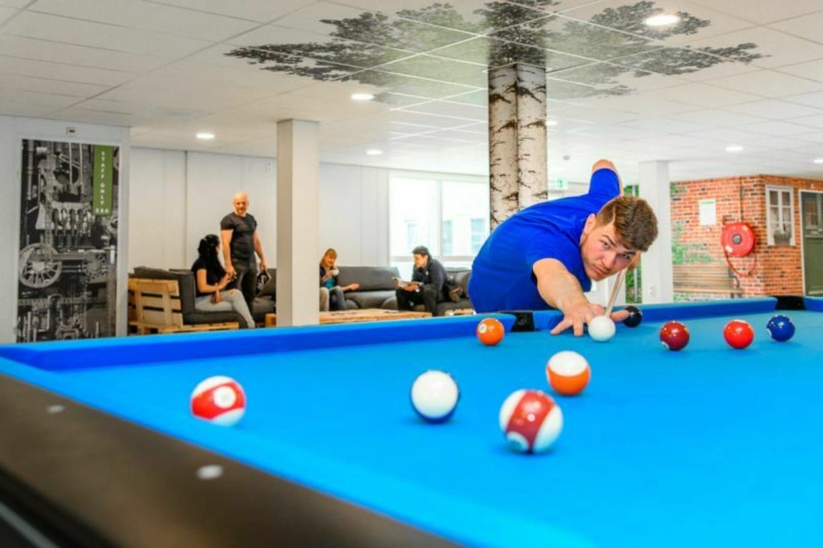 Biljarttafel in modulair kantoorgebouw