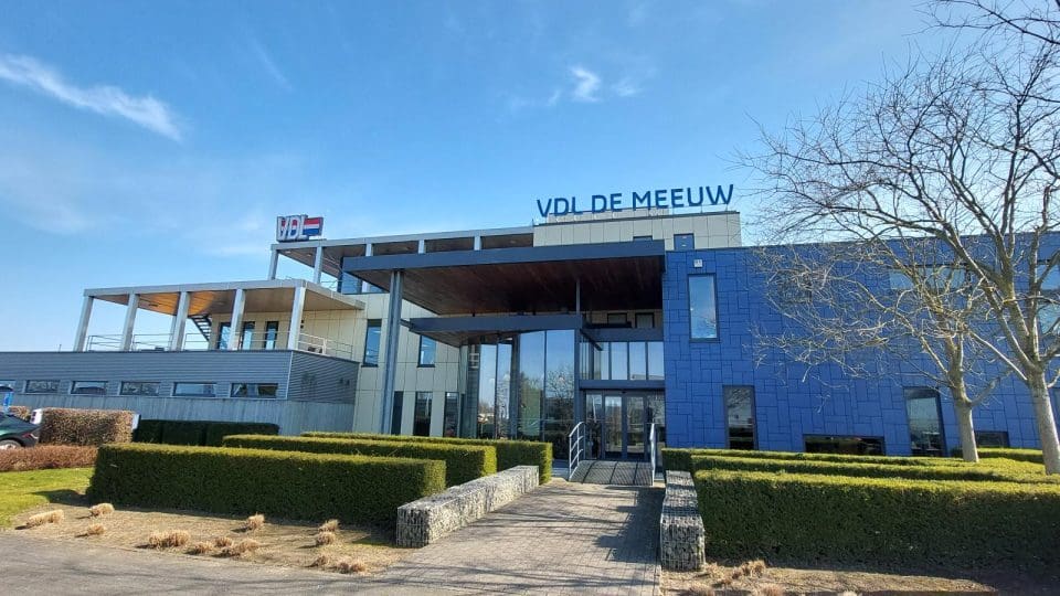 kantoogebouw met lichgtreclame