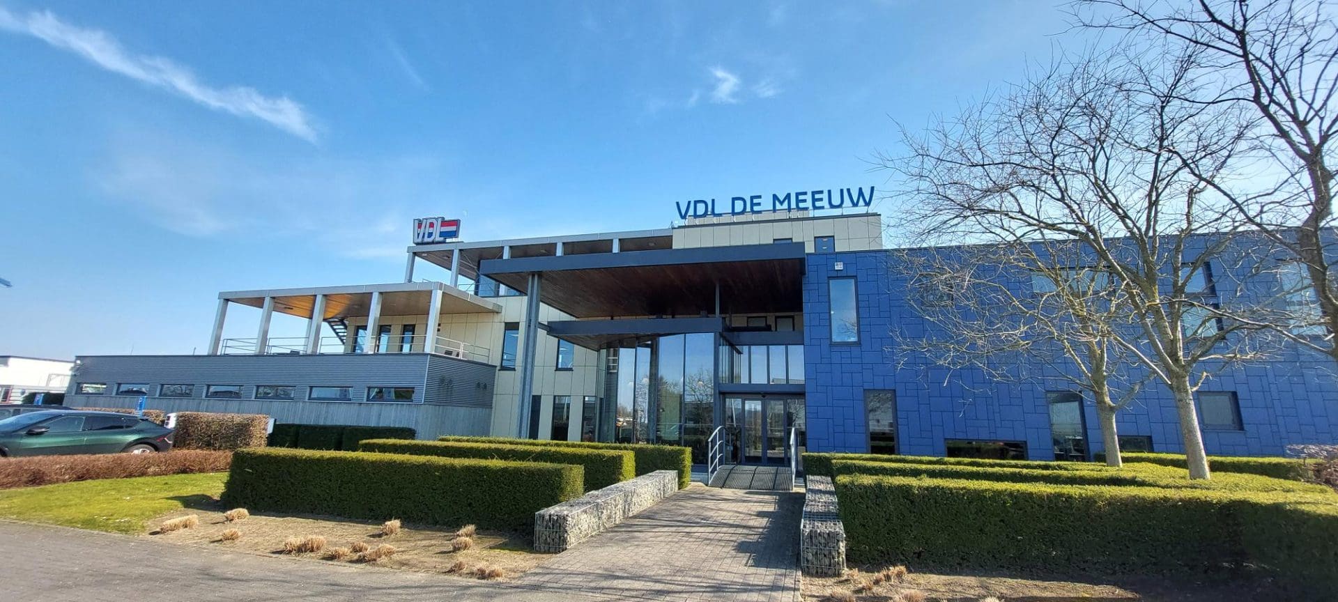kantoogebouw met lichgtreclame